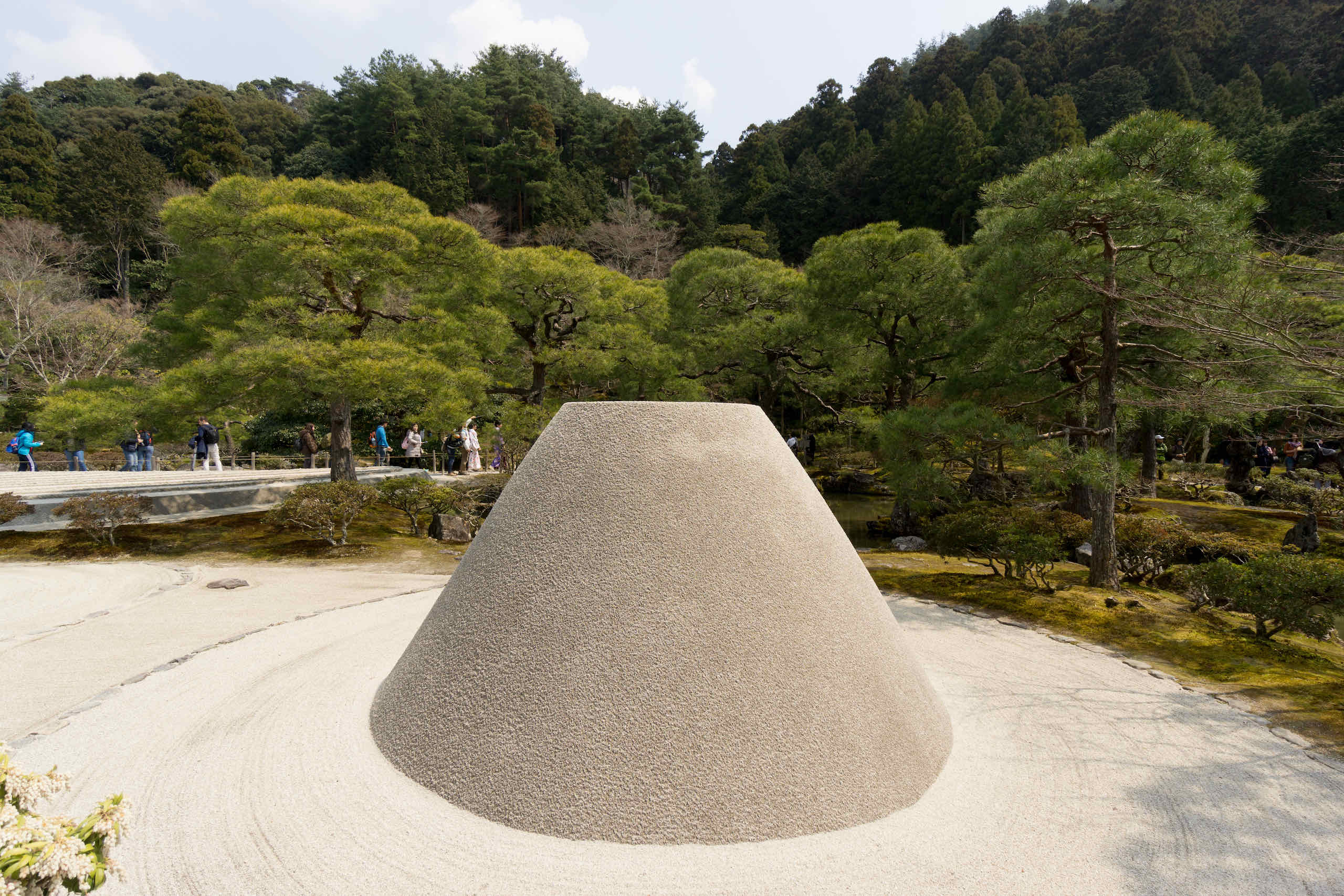kogetsudai (moon viewing sand mound)
