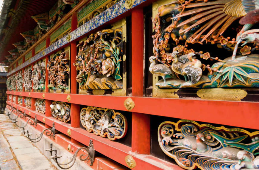 carvings on the encircling verandah (廻廊)